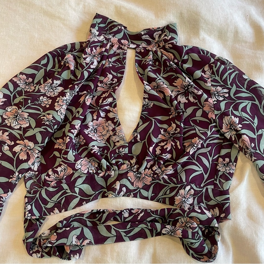 Floral wavy crop top with open back and slit in front